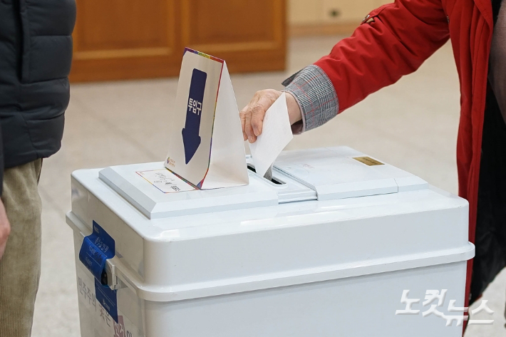 제20대 대통령선거일인 9일 부산 남구청 1층 대강당 투표소에서 유권자가 투표하고 있다. 송호재 기자
