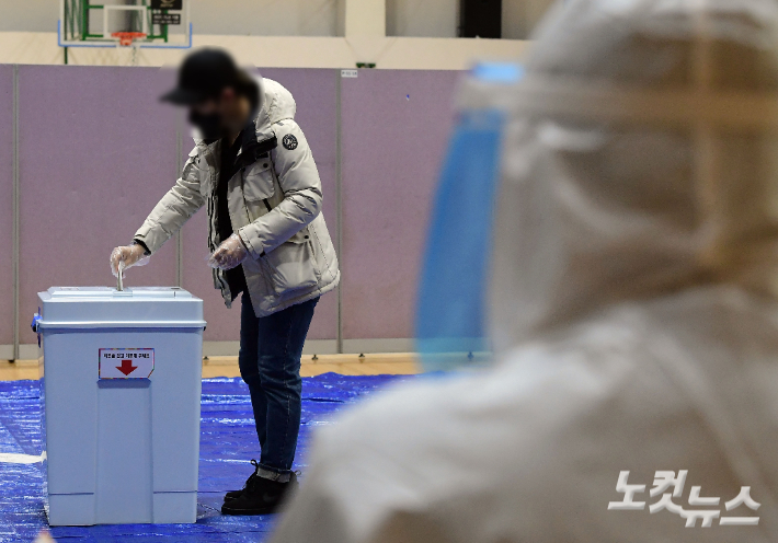 20대 대통령 선거 본투표일이 9일 오후 서울 양천구 시립목동청소년센터에 마련된 목1동 제6투표소에서 투표사무원들이 코로나19 확진·격리 유권자 투표 전 방호복을 착용하고 있다. 황진환 기자