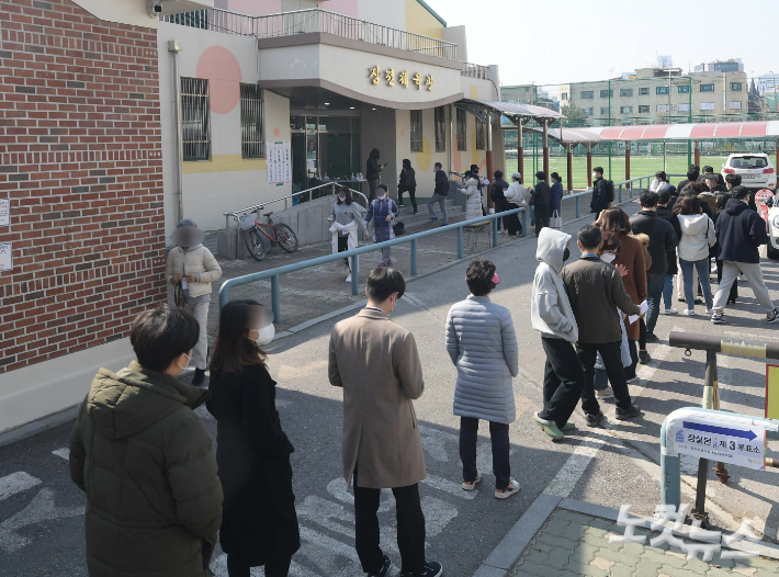 제20대 대통령선거 본투표일인 9일 서울 송파구 잠전초등학교 체육관에 마련된 잠실본동 제4·5·6 투표소에서 유권자들이 투표를 하기 위해 줄서 기다리고 있다. 이한형 기자