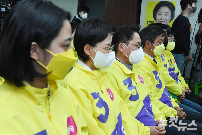 정의당 여영국 당대표(왼쪽에서 네 번째)와 당직자들이 9일 서울 여의도 중앙 당사에서 제20대 대선 출구 조사 발표를 지켜보고 있다. 박종민 기자