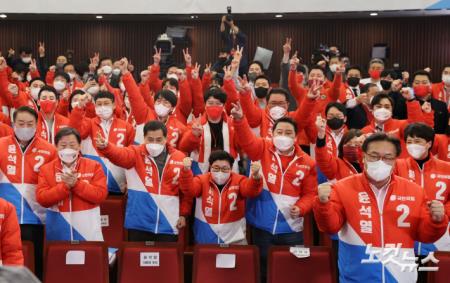 정진석 국회부의장을 비롯한 국민의힘 의원들이 10일 새벽 서울 여의도 국회 도서관 개표 상황실에서 윤석열 후보가 이재명 더불어민주당 대선 후보와의 격차가 벌어지자 환호하고 있다.