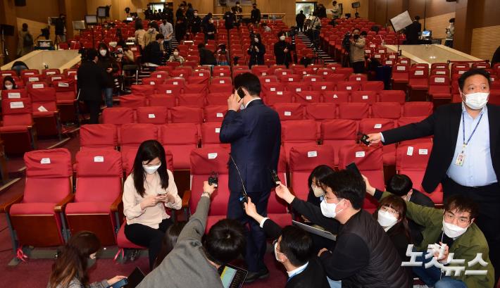 10ì¼ ìì¸ ì¬ìë êµ­í ììíê´ì ë§ë ¨ë ëë¶ì´ë¯¼ì£¼ë¹ ì ê±°ìí©ì¤ì ìë ììë¤ì´ ì¤ìì´ íë³´ì ë¹ì ì ë ¥ì´ ë°íë í ìí©ì¤ì ë ë ë¤ ê¹ìì§ ììì´ íµííê³  ìë¤.