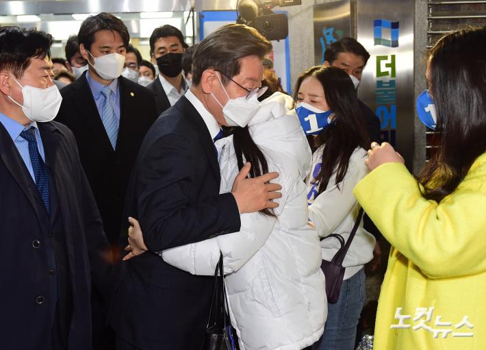 '당사 나서며 지지자와 포옹하는 이재명
