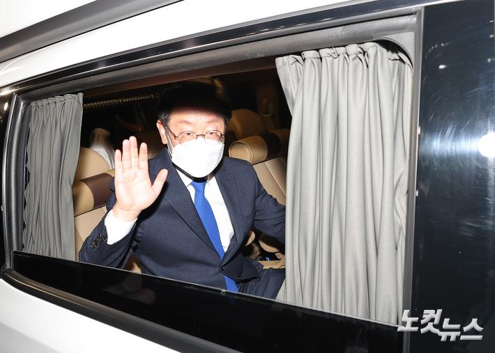 '패배 인정 기자회견 마치고 당사 떠나는 이재명