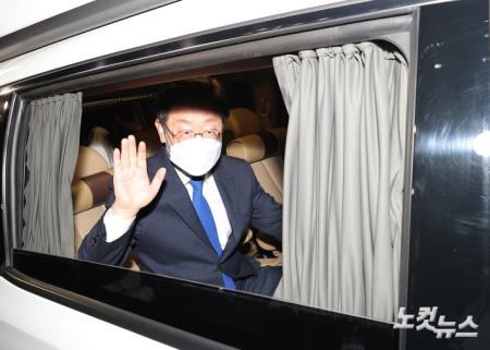 패배 인정 기자회견 마치고 당사 떠나는 이재명