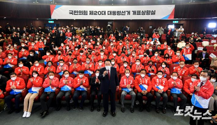 제20대 대통령 선거에 당선된 윤석열 대통령 당선인이 10일 오전 서울 여의도 국회도서관에 마련된 개표상황실을 찾아 당 지도부 및 선대본부 관계자, 의원들에게 감사인사를 전하고 있다.