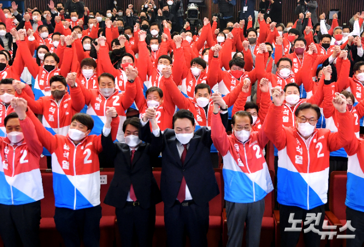 윤석열 대통령 당선인이 10일 오전 서울 여의도 국회도서관에 마련된 개표상황실을 찾아 당 지도부 및 선대본부 관계자, 의원들과 손을 들고 환호하고 있다. 윤창원 기자