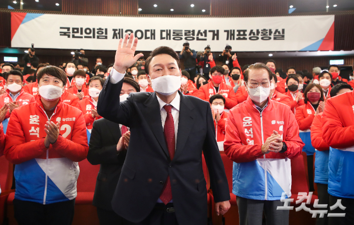 윤석열 대통령 당선인이 10일 새벽 서울 여의도 국회도서관에 마련된 '국민의힘 제 20대 대통령선거 개표상황실'을 찾아 손을 들어 인사를 하고 있다. 윤창원 기자