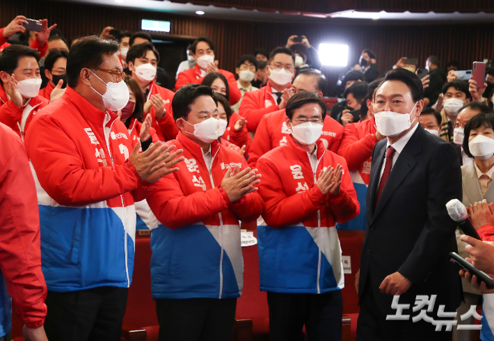 윤석열 대통령 당선인이 10일 새벽 서울 여의도 국회도서관에 마련된 '국민의힘 제 20대 대통령선거 개표상황실'을 찾아 인사를 하고 있다. 윤창원 기자