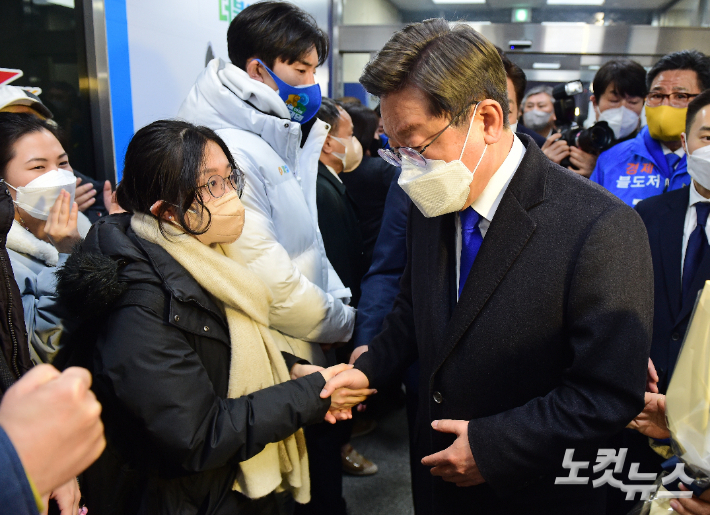 이재명 더불어민주당 후보가 10일 새벽 서울 여의도 중앙당사에서 기자회견을 하기 위해 들어서며 지지자들과 인사를 나누고 있다. 윤창원 기자
