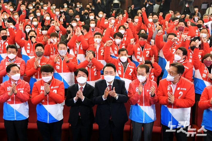 윤석열 국민의 힘 후보가 피 말리는 접전 끝에 결국 승리를 거머쥐면서 앞으로 부산과 관련한 공약도 어떻게 추진할지 관심이 모아진다. 윤석열 대통령 당선인이 10일 오전 서울 여의도 국회도서관에 마련된 개표상황실을 찾아 당 지도부 및 선대본부 관계자, 의원들과 환호하며 박수치고 있다. 윤창원 기자