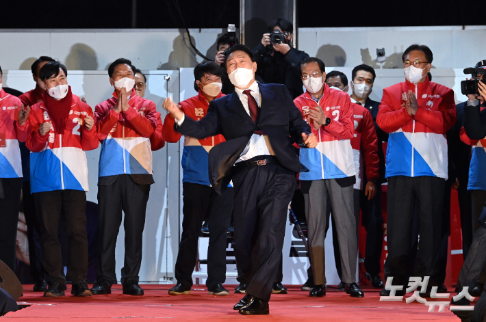 제20대 대통령선거에서 당선이 확정된 국민의힘 윤석열 대선 후보가 10일 서울 여의도 당사 앞에서 지지자들에게 인사하고 있다. 박종민 기자