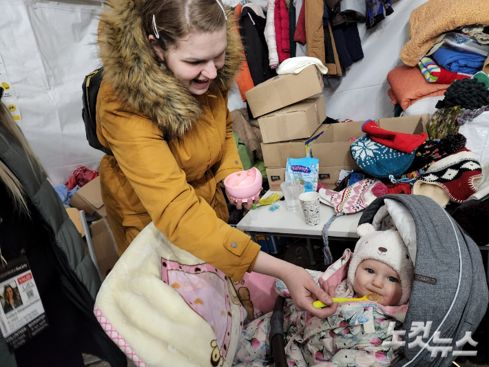 크이우에서 3일에 걸쳐 루마니아 국경을 넘어온 글리나 씨와 9개월 된 딸 멜라니. 오요셉 기자 