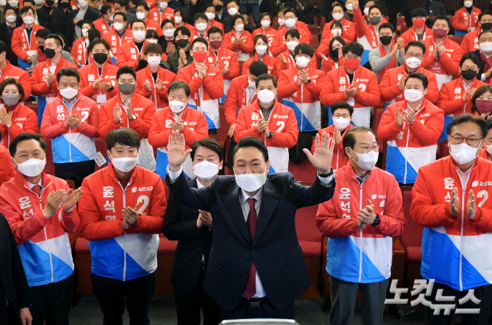 윤석열 대통령 당선인이 10일 오전 서울 여의도 국회도서관에 마련된 개표상황실을 찾아 카메라를 향해 손을 흔들고 있다. 윤창원 기자