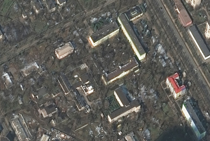 미국 상업위성업체 맥사(Maxar)가 촬영한 우크라이나 남부 도시 마리우폴의 한 아동병원이 폭격당한 모습. 연합뉴스