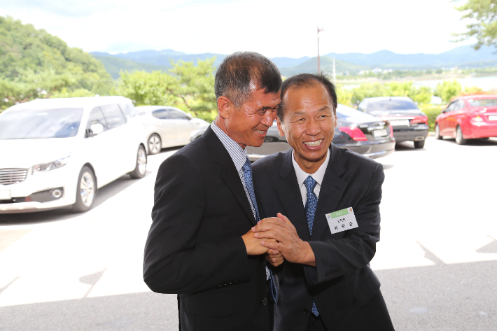 2018년 지방선거에서 3선에 성공한 더불어민주당 최문순 강원도지사(오른쪽)와 의정사상 최초로 더불어민주당이 다수를 차지하면서 10대 강원도의회 전반기 의장에 오른 한금석 의원이 도의회 개원식에 앞서 인사를 나누고 있다. 강원도의회 제공 