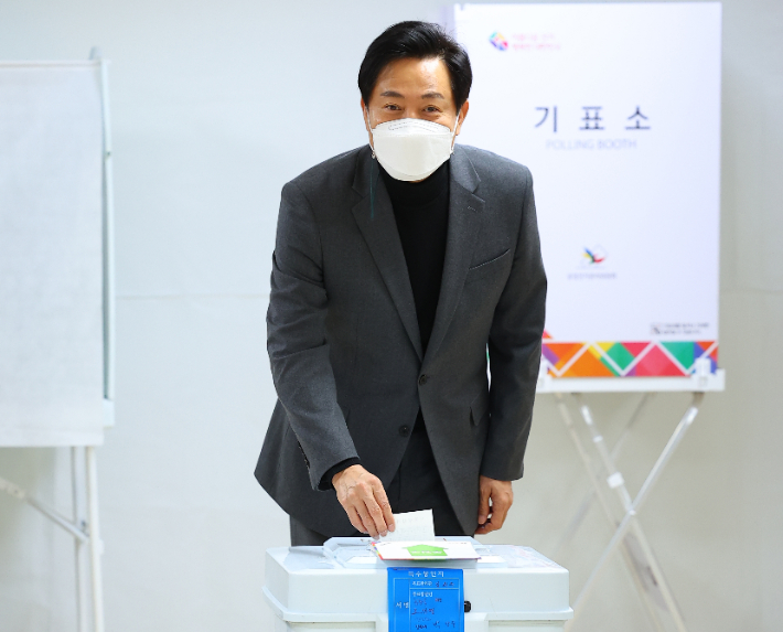 지난 5일 오세훈 서울시장이 광진구 자양 제3동 주민센터에 마련된 사전투표소에서 투표하고 있다. 연합뉴스