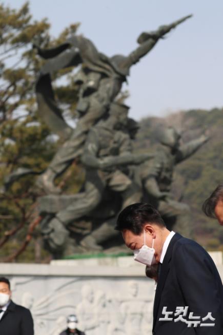 국립현충원 현충탑 참배하는 윤석열 당선인