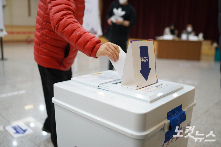 제20대 대통령선거일인 9일 부산 남구청 1층 대강당 투표소에서 한 유권자가 투표에 참여하고 있다. 송호재 기자