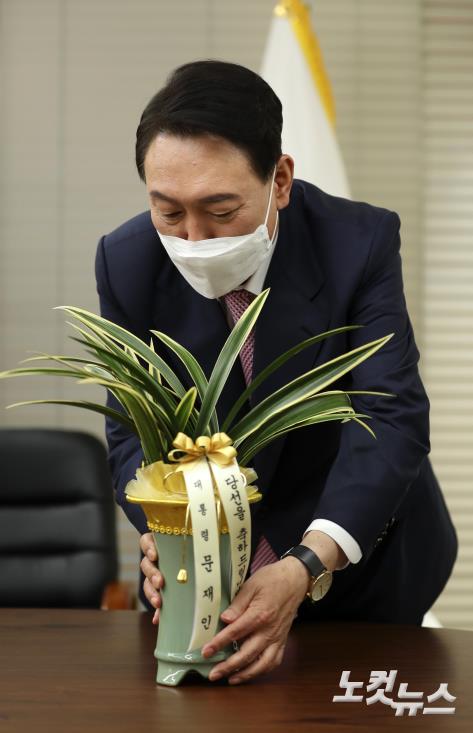 대통령 축하난 받은 윤석열 당선인