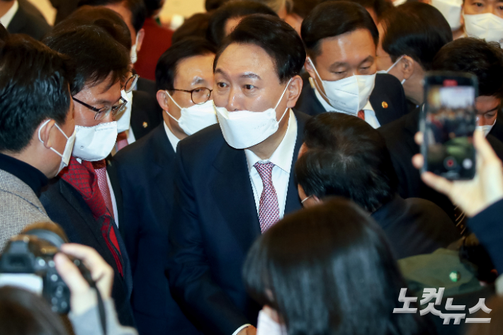 윤석열 대통령 당선인이 10일 오후 국회 도서관에서 열린 국민의힘 선대위 해단식을 마친 뒤 행사장을 나서며 관계자들과 인사하고 있다. 황진환 기자