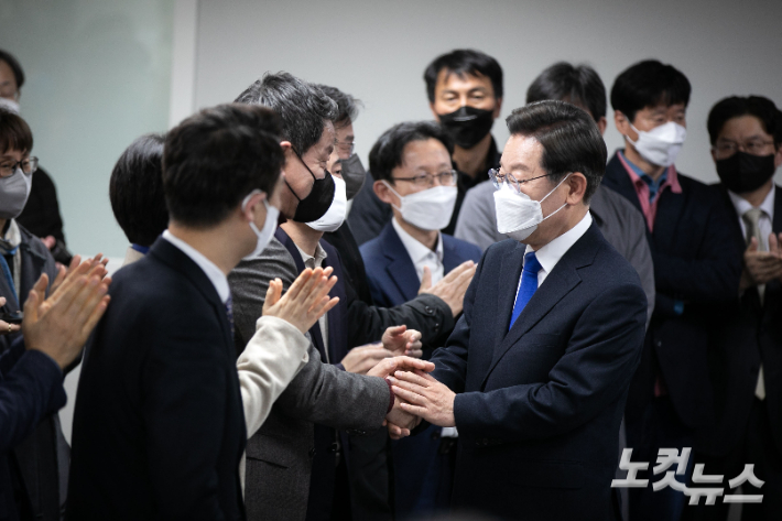 10일 오후 서울 여의도 더불어민주당 중앙당사에서 열린 선거대책위원회 해단식에서 이재명 후보가 선거운동기간 고생한 실무진들과 당관계자들에게 인사를 하고있다. 황진환 기자