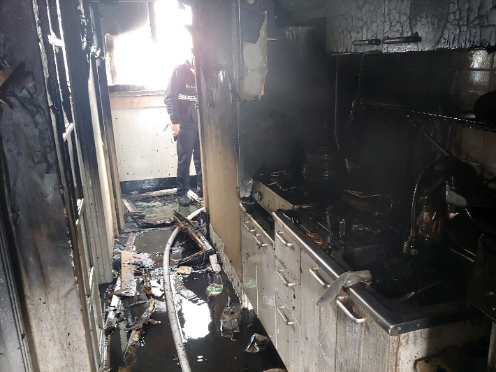 부산 해운대구의 한 아파트에서 불이 나  40대 여성이 의식을 잃고 병원으로 옮겨졌다. 부산소방재난본부 제공
