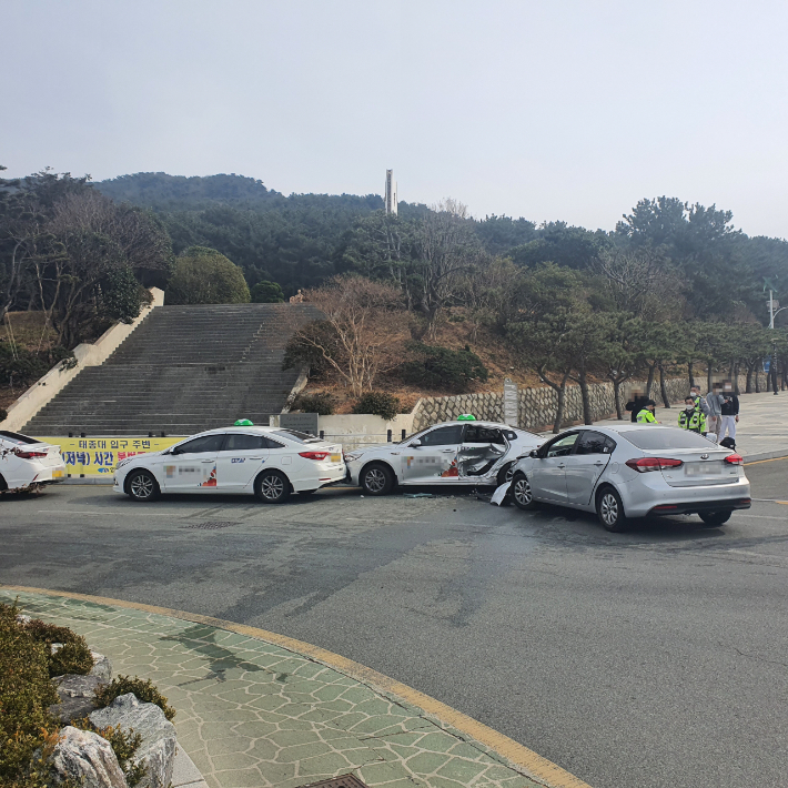 10일 부산 태종대 앞 도로 교통사고 현장. 부산경찰청 제공