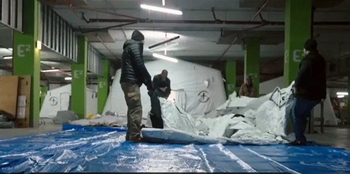 국제구호NGO 사마리안퍼스가 우크라이나 서쪽 도시 리비우(Liviv)의 한 건물 주차장에 이동식 모듈병원을 설치하고 있다. 모듈병원은 오는 13일 본격 가동한다. (제공 사마리안퍼스 코리아)  