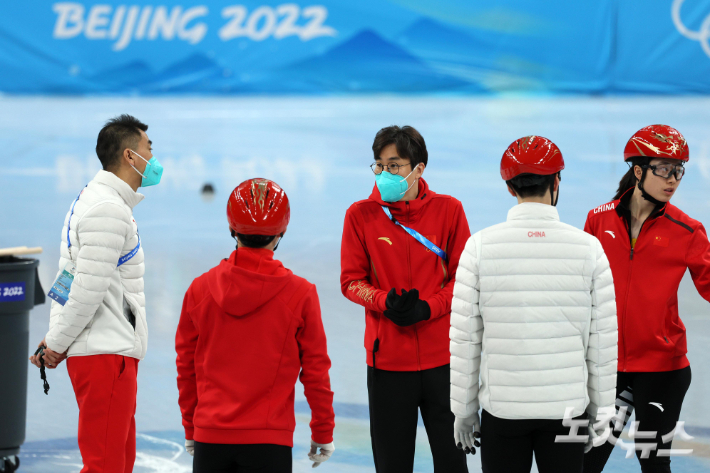 1일 중국 베이징 캐피털 실내 경기장에서 2022 베이징 동계올림픽 참가하는 중국 쇼트트랙 대표팀 김선태 감독이 훈련하고 있다. 베이징(중국)=박종민 기자