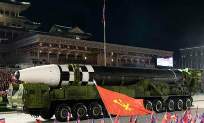 북한이 2020년 10월 열병식서 최초 공개한 신형 ICBM. 연합뉴스
