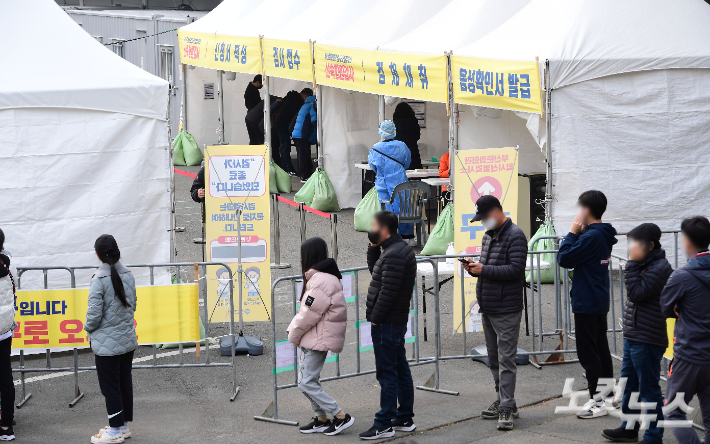 오미크론 변이가 빠른 속도로 확산하면서 4일 코로나19 신규 확진자가 26만명 대로 폭증했다. 이날 0시 기준 신규확진자는 전날보다 6만 8050명 늘면서 26만 6853명으로 집계돼 국내 코로나19 사태 이후 최다치를 기록했다. 사진은 이날 오전 부산 남부임시선별진료소 모습. 황진환 기자