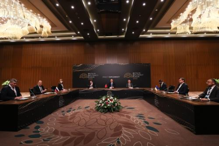 10일(현지시간) 러시아(왼쪽 테이블 가운데)·터키(가운데 테이블 중앙)·우크라이나(오른쪽 테이블 가운데) 외무 장관이 터키 남부 안탈리아에서 만나 회담하고 있다. 연합뉴스