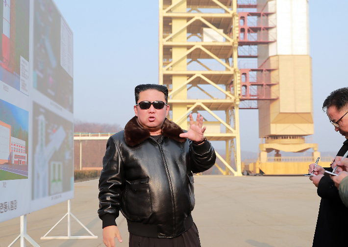 북한 김정은 국무위원장이 대륙간탄도미사일(ICBM)로 전용 가능한 장거리 로켓을 발사할 수 있는 서해위성발사장을 현지지도 했다고 조선중앙통신이 11일 보도했다. 연합뉴스