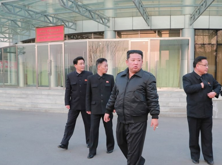 북한 김정은 국무위원장은 국가우주개발국을 시찰하고 5년내 다량의 정찰위성 배치 의지를 드러냈다. 연합뉴스