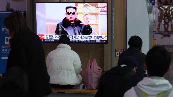 지난 11일 서울역에서 시민들이 김정은 국무위원장의 서해위성발사장 시찰 관련 보도를 지켜보고 있다. 연합뉴스