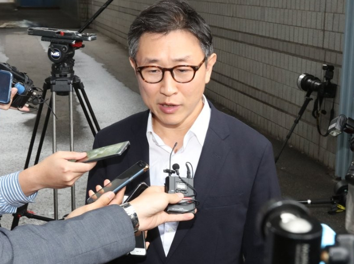 지난 2017년 8월 집행유예로 풀려난 김형준 전 부장검사가 서울고법을 나서며 기자들의 질문에 답하는 모습. 연합뉴스