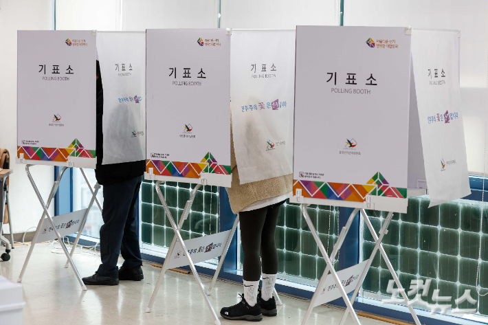 제20대 대통령선거일인 9일 서울 송파구 석촌동 제1투표소를 찾은 주민들이 투표하고 있다. 박종민 기자