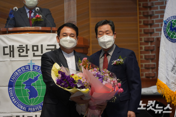 이임회장 정경재 장로(왼쪽)와 신임회장 김용배 안수집사(오른쪽)
