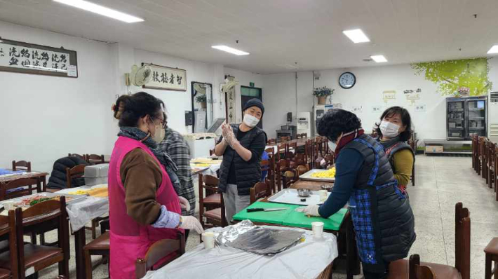 동해지역 산불 이재민들을 위해 김밥을 만들고 있는 동해감리교회 성도들. 동해감리교회 제공