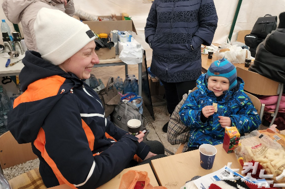 루마니아 국경을 넘어온 어머니와 아이가 쉼터에서 차와 간식을 먹으며 몸을 녹이고 있다. 오요셉 기자.