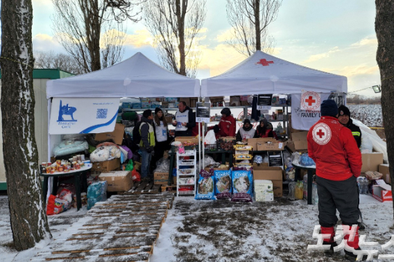 루마니아 시레트 국경 검문소 인근에 설치된 우크라이나 난민 지원 부스.  생필품과 의약품, 식재료 등을 무료로 제공하고 있다. 오요셉 기자.