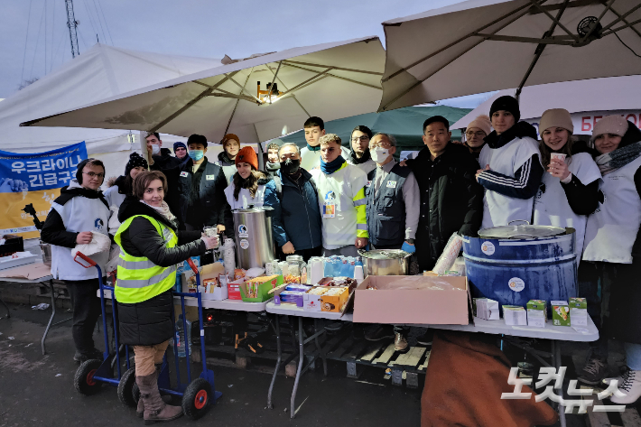 한국교회봉사단과 한국세계선교협의회(KWMA)는 루마니아 지역 교회들과 협력해 무료 급식과 생필품 전달 등 우크라이나 난민들을 위핸 긴급구호 활동을 펼쳤다. 오요셉 기자.