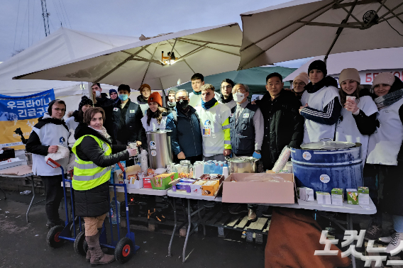 한국교회봉사단과 한국세계선교협의회(KWMA)는 루마니아 지역 교회들과 협력해 무료 급식과 생필품 전달 등 우크라이나 난민들을 위핸 긴급구호 활동을 펼쳤다. 오요셉 기자.