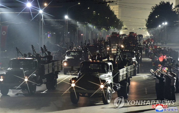 '북한 정권수립 73주년 경축 민간 및 안전무력 열병식' 참가자들이 지난 9일 평양시민들의 환영을 받으며 수도의 거리들을 행진하고 있다. 연합뉴스