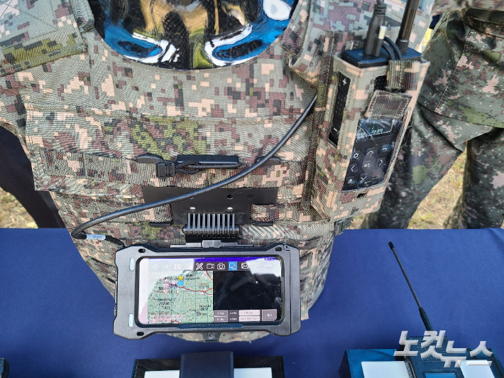 지난해 9월 육군이 기자들에게 공개한 소프트웨어 기반 무전기(SDR)와 삼성 갤럭시 S20을 기반으로 만든 전술용 스마트폰. 스마트폰은 디지털 무전기를 통해 통신망을 제공받고 아군 위치와 작전 목표 등을 사용자에게 알려주며, 메시지도 실시간으로 주고받을 수 있다. 김형준 기자