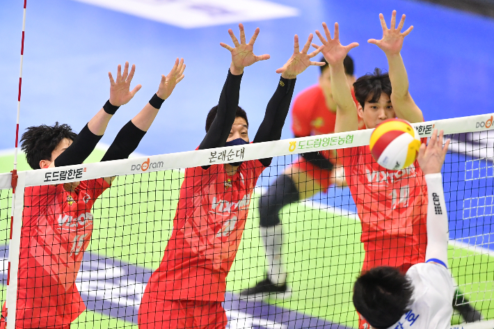 블로킹을 시도하고 있는 한국전력 선수들. 한국배구연맹(KOVO)