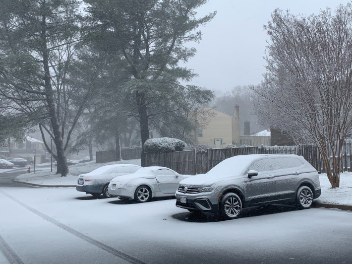 12일(현지시간) 아침 미국 버지니아주에 시간당 5cm 안팎의 눈이 내리고 있다. 권민철 기자