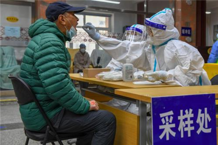 핵산검사 받는 중국 시민. 연합뉴스