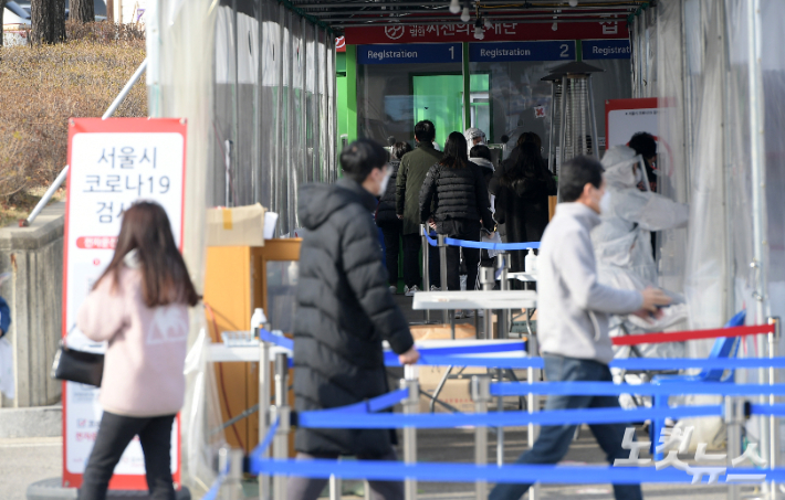 코로나19 선별진료소에서 시민들이 검사를 받기 위해 줄 서 있다. 이한형 기자